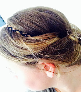 Comment faire tenir un chignon headband sur cheveux épais ?