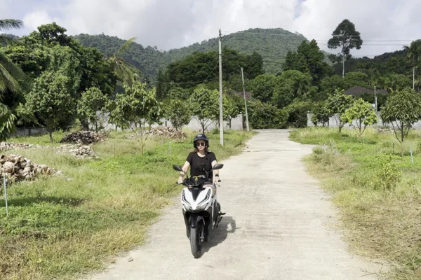 Première expérience de conduite de scooter en Thaïlande