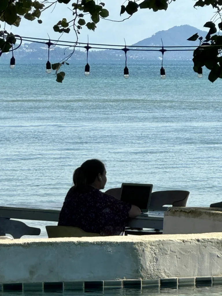 digital nomade sur une plage à Koh Phangan